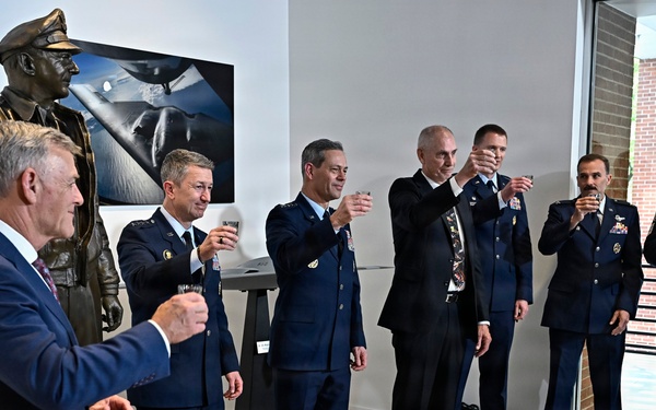 CSAF Wilsbach makes Doolittle Raiders toast