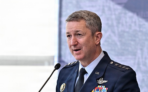 CSAF Wilsbach makes Doolittle Raiders toast