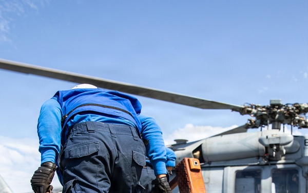 USS Mitscher (DDG 57) conducts flight-deck operations