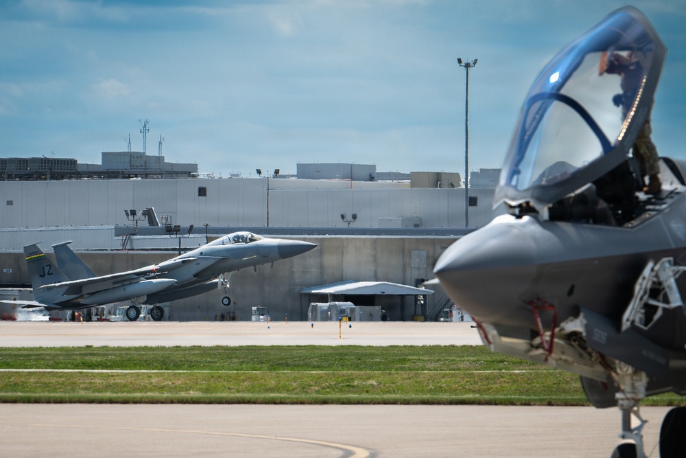 Military aircraft arrive at Kentucky Air Guard base for Thunder Over Louisville air show