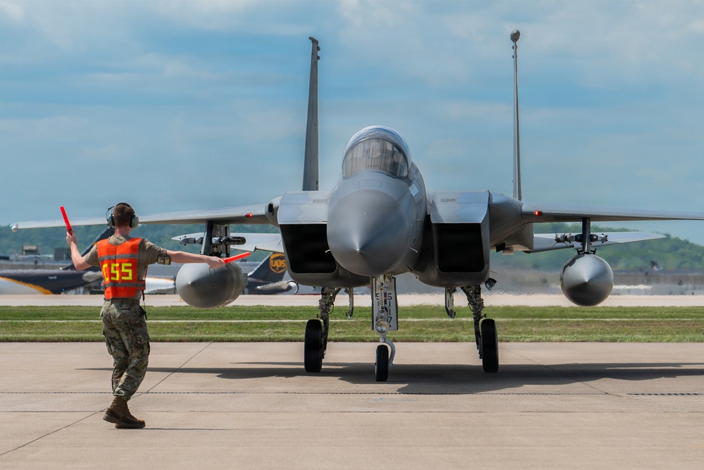 Military aircraft arrive at Kentucky Air Guard base for Thunder Over Louisville air show
