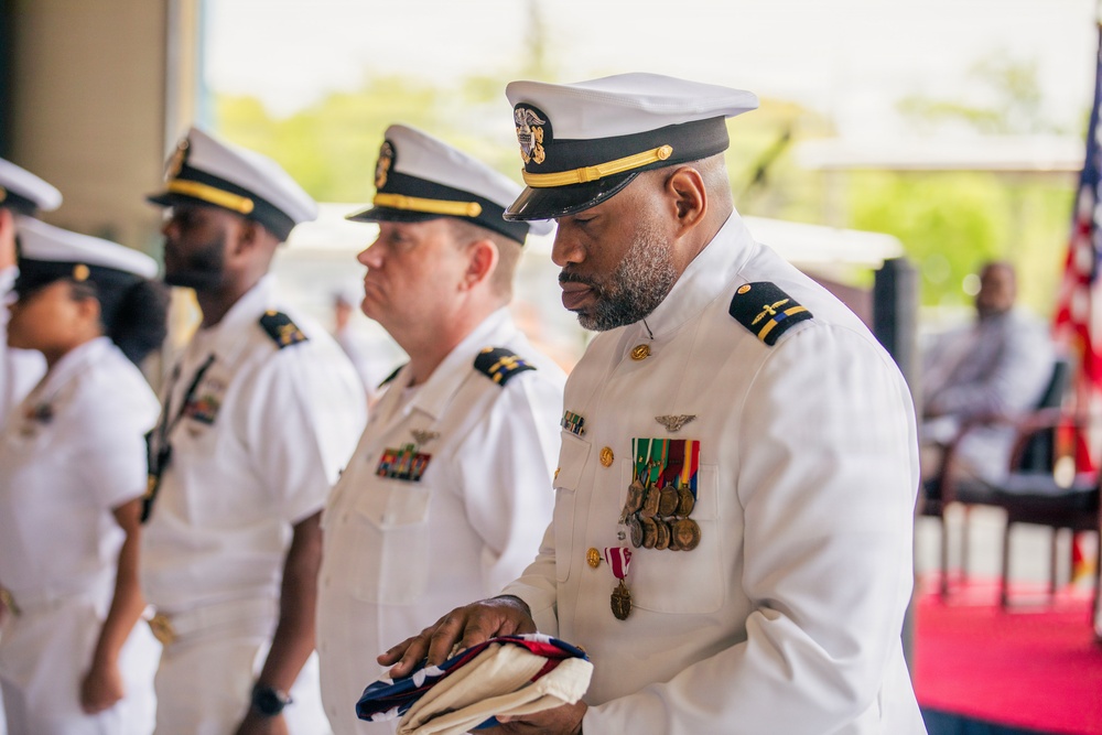 VX-1 hosts retirement ceremony