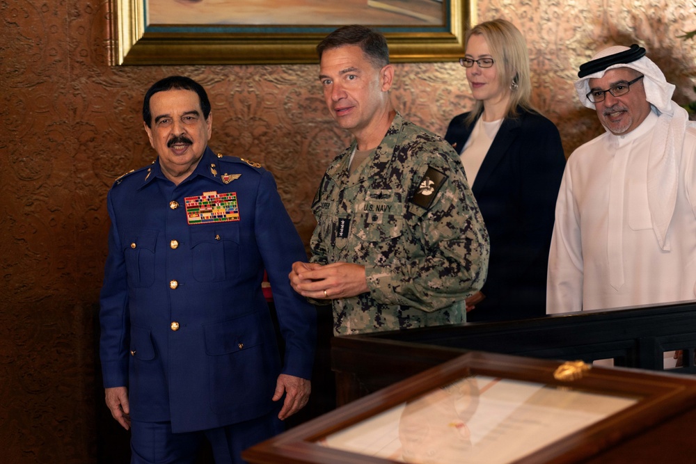 CENTCOM commander meets with Bahrain's King