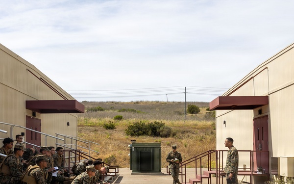 Marines with CLR-1 Conduct Combat Convoy Simulator Training