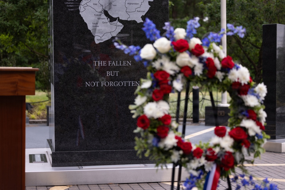 U.S. service members participate in wreath-laying ceremony at Fallen Warriors Memorial