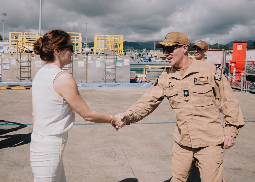 STAFFDELL Swift visits USS Indiana (SSN 789)