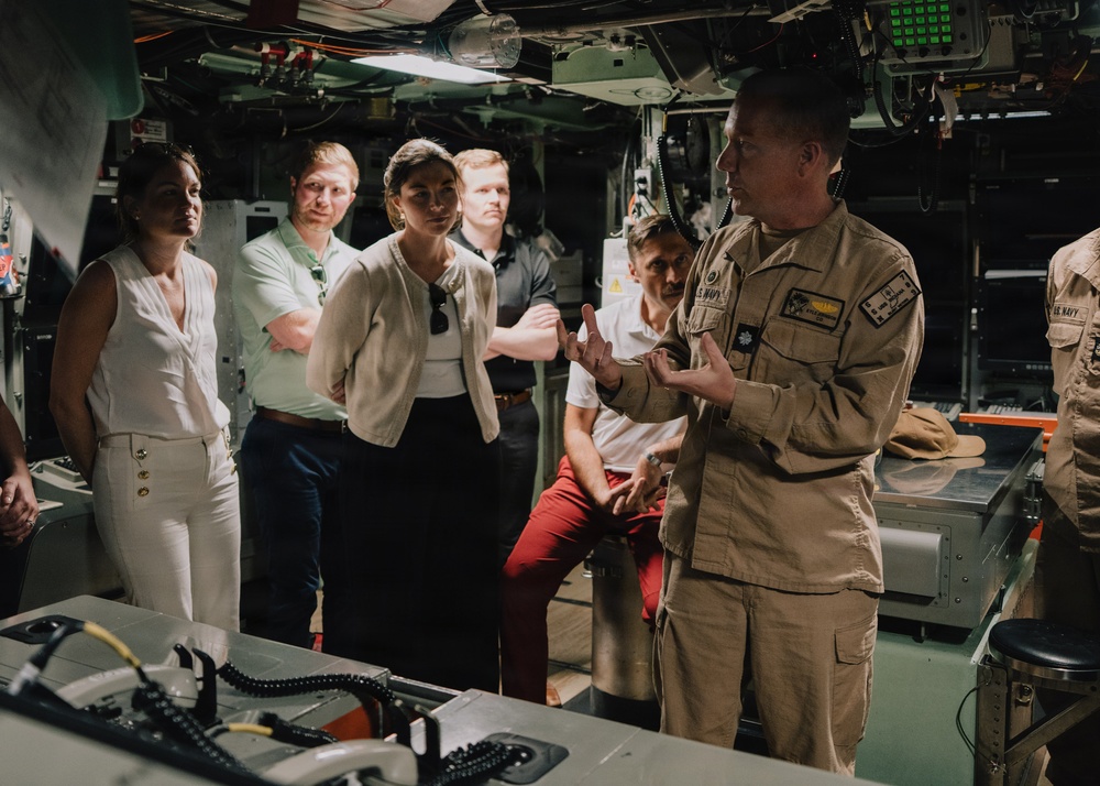 STAFFDELL Swift visits USS Indiana (SSN 789)