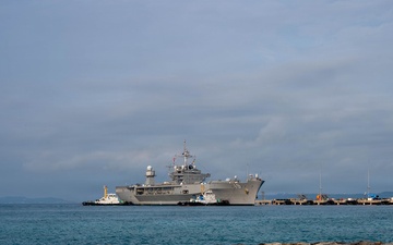 USS Blue Ridge Arrives to White Beach, Okinawa