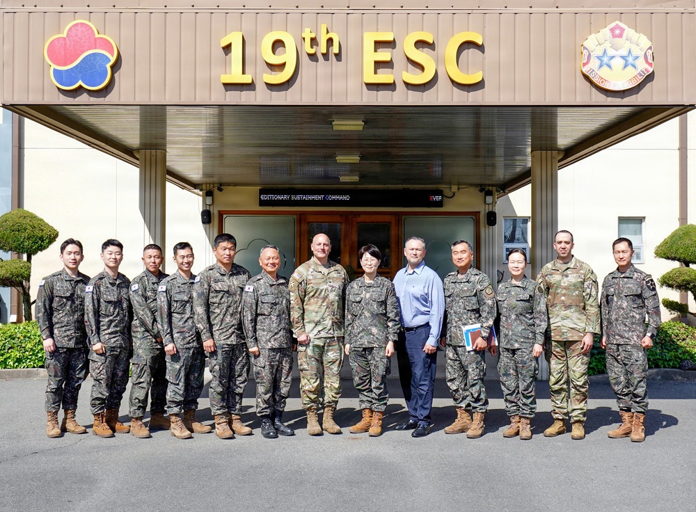 ROK Army leader joins 19th ESC for group photo during visit