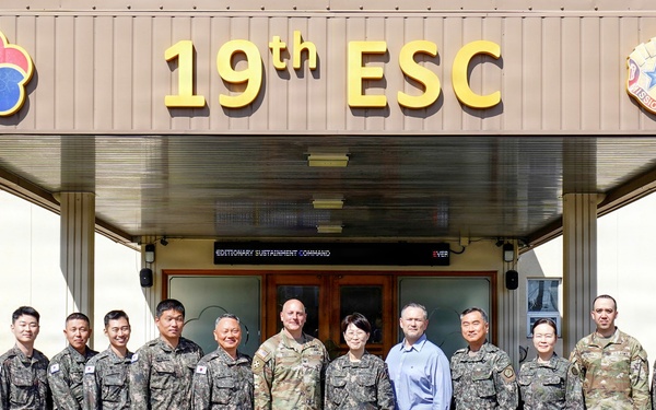 ROK Army leader joins 19th ESC for group photo during visit