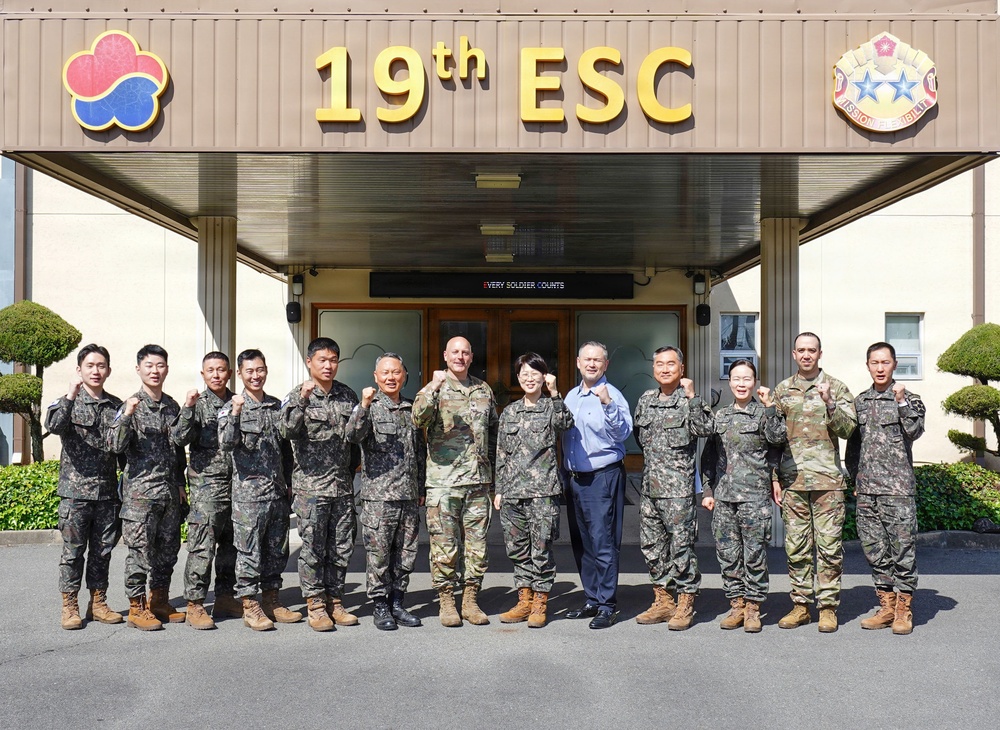 ROK Army leader joins 19th ESC for group photo during visit
