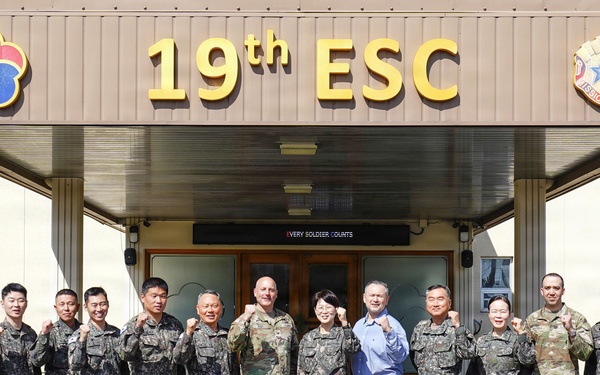ROK Army leader joins 19th ESC for group photo during visit