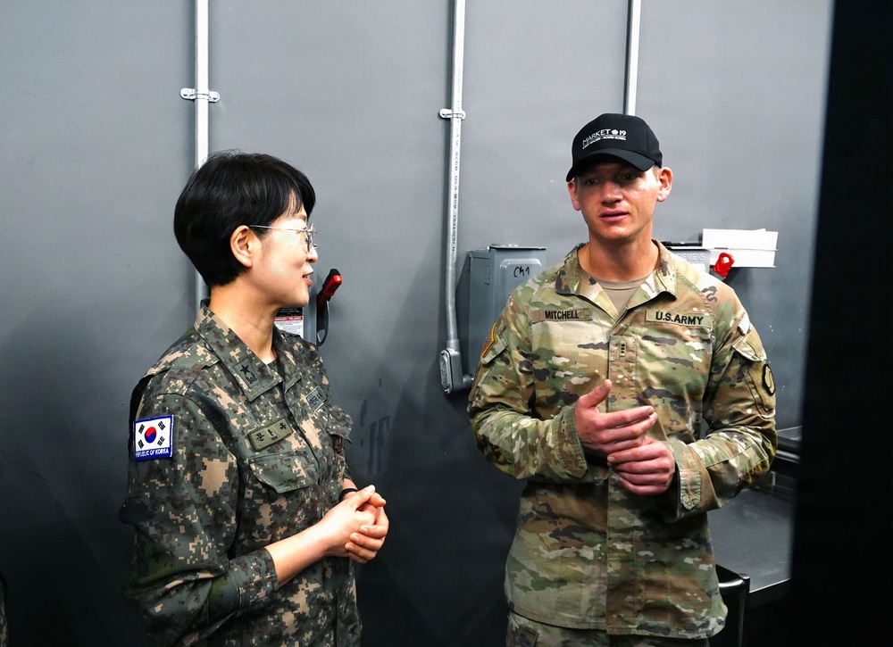 ROK Army leader observes food service operations at Market 19