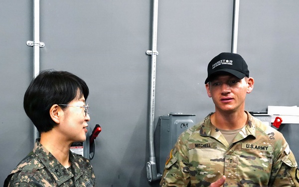 ROK Army leader observes food service operations at Market 19
