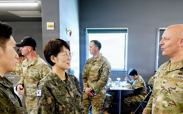 ROK and U.S. leaders exchange gifts during Camp Walker visit