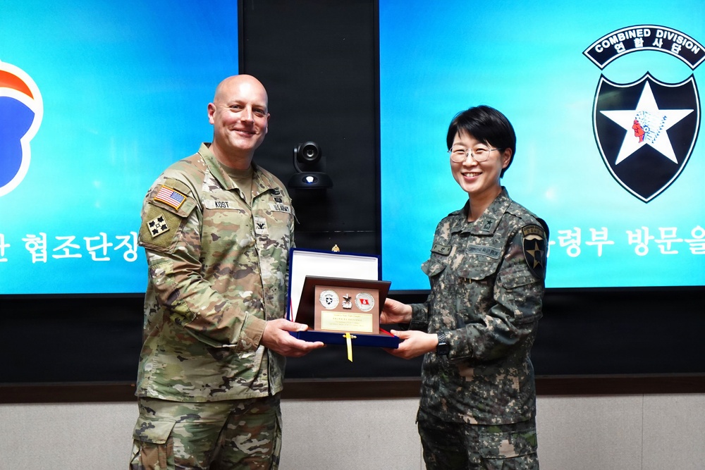 ROK Army leader engages with food advisor on field feeding operations