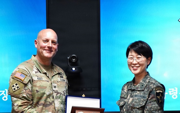 ROK Army leader engages with food advisor on field feeding operations