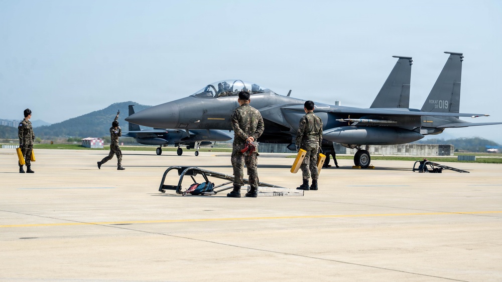 FF 26-1: 31 AEW CC greets ROKAF Operations Command CC at Gwangju AB