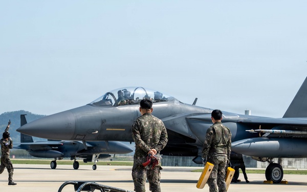 FF 26-1: 31 AEW CC greets ROKAF Operations Command CC at Gwangju AB