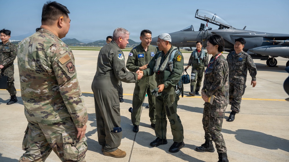 FF 26-1: 31 AEW CC greets ROKAF Operations Command CC at Gwangju AB