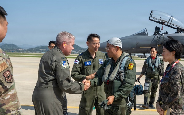 FF 26-1: 31 AEW CC greets ROKAF Operations Command CC at Gwangju AB