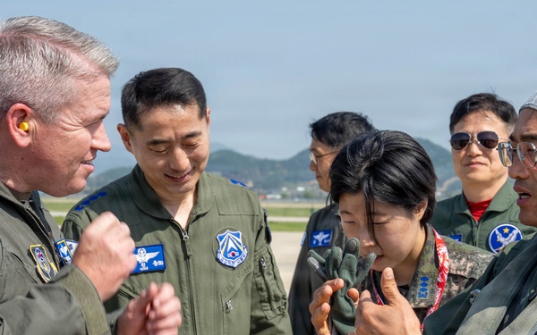 FF 26-1: 31 AEW CC greets ROKAF Operations Command CC at Gwangju AB