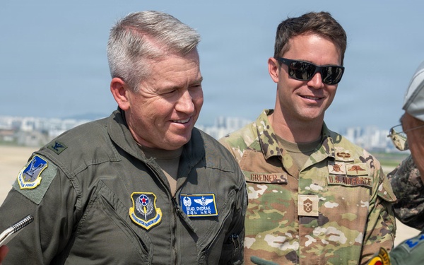 FF 26-1: 31 AEW CC greets ROKAF Operations Command CC at Gwangju AB
