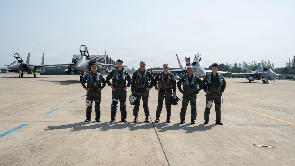 FF 26-1: 31 AEW CC greets ROKAF Operations Command CC at Gwangju AB