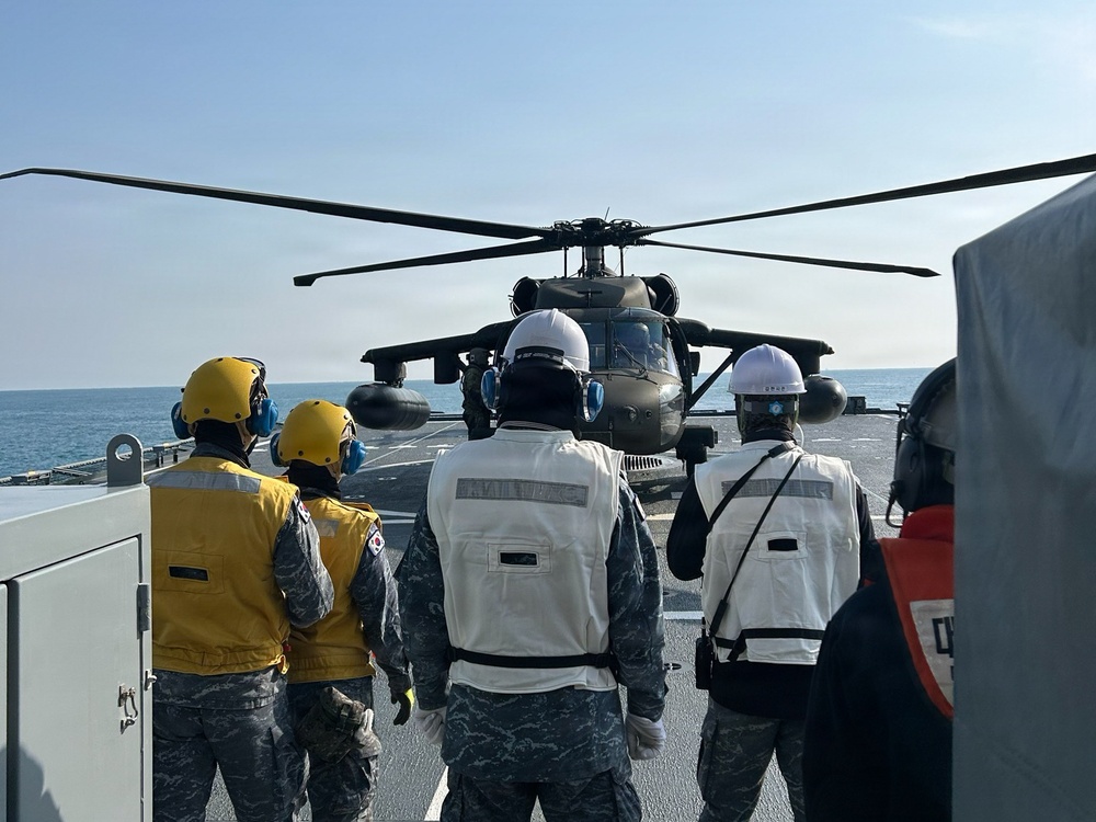 3-2 GSAB Conducts Deck Landing Qualifications