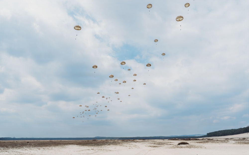Polish Allies jump from a 139th Airlift Wing C-130H Hercules