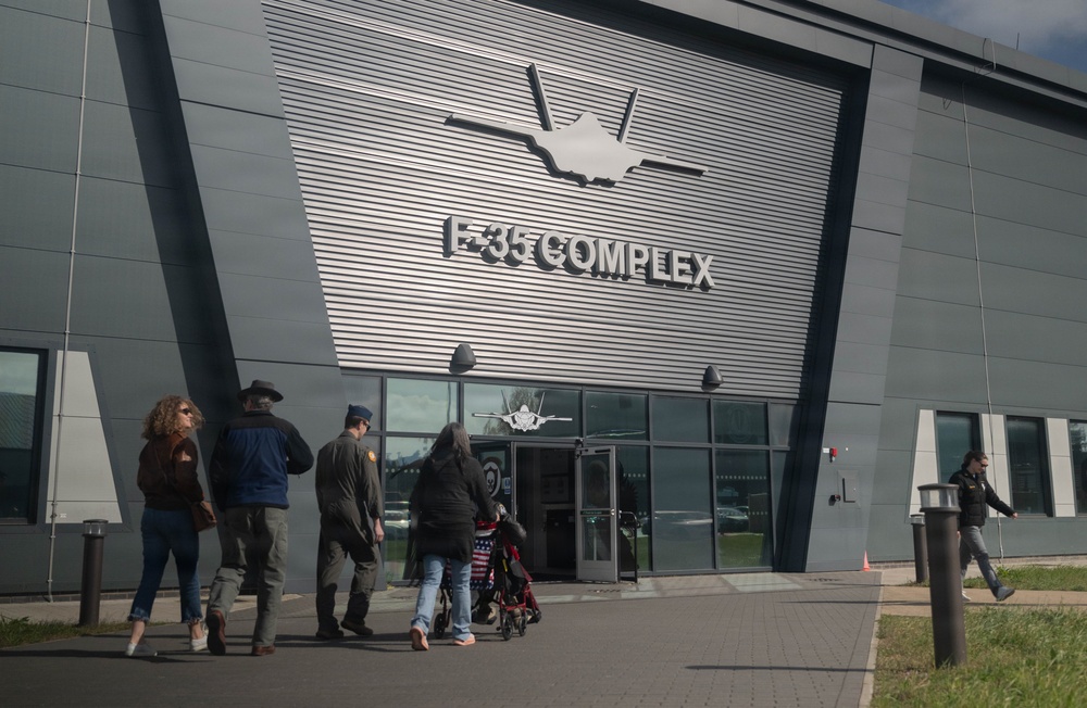 493 FS welcomes WWII veteran with tour of RAF Lakenheath