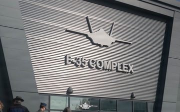 493 FS welcomes WWII veteran with tour of RAF Lakenheath