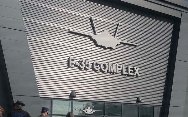 493 FS welcomes WWII veteran with tour of RAF Lakenheath