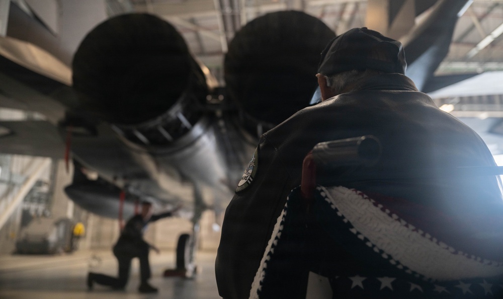 493 FS welcomes WWII veteran with tour of RAF Lakenheath