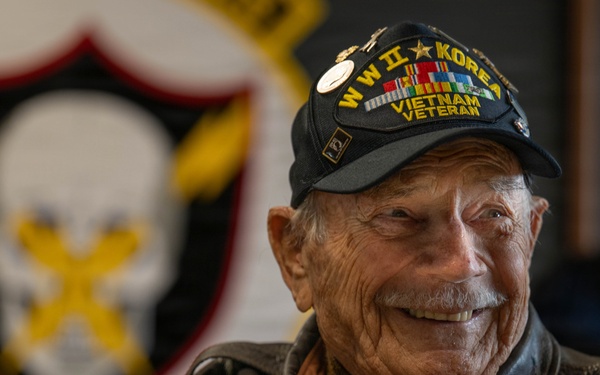 493 FS welcomes WWII veteran with tour of RAF Lakenheath