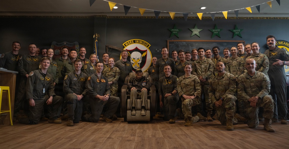 493 FS welcomes WWII veteran with tour of RAF Lakenheath