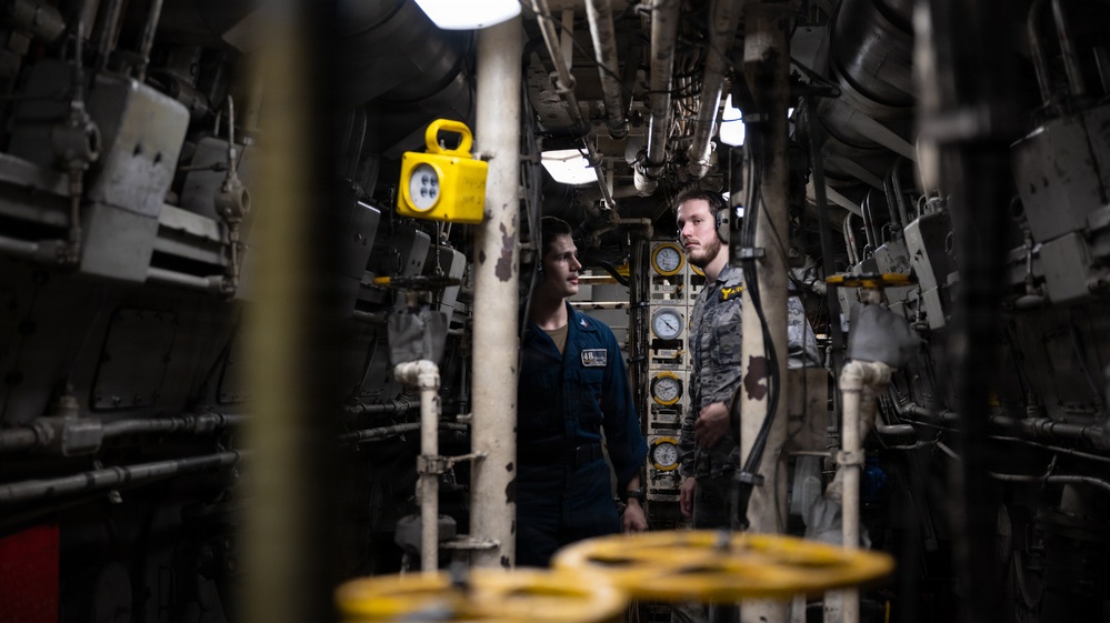 Task Force Ashland Conducts Cross-Deck Subject Matter Expert Exchange with Australian Sailors
