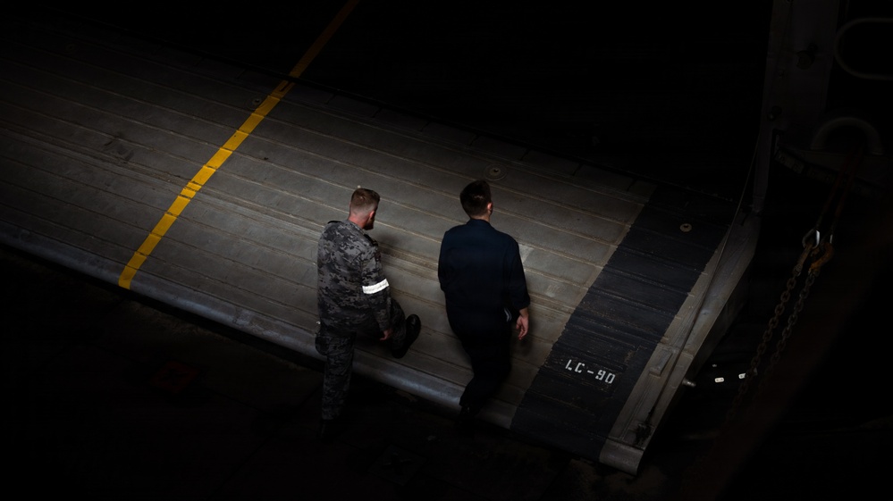 Task Force Ashland Conducts Cross-Deck Subject Matter Expert Exchange with Australian Sailors