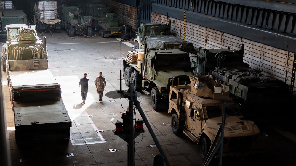 Task Force Ashland Conducts Cross-Deck Subject Matter Expert Exchange with Australian Sailors