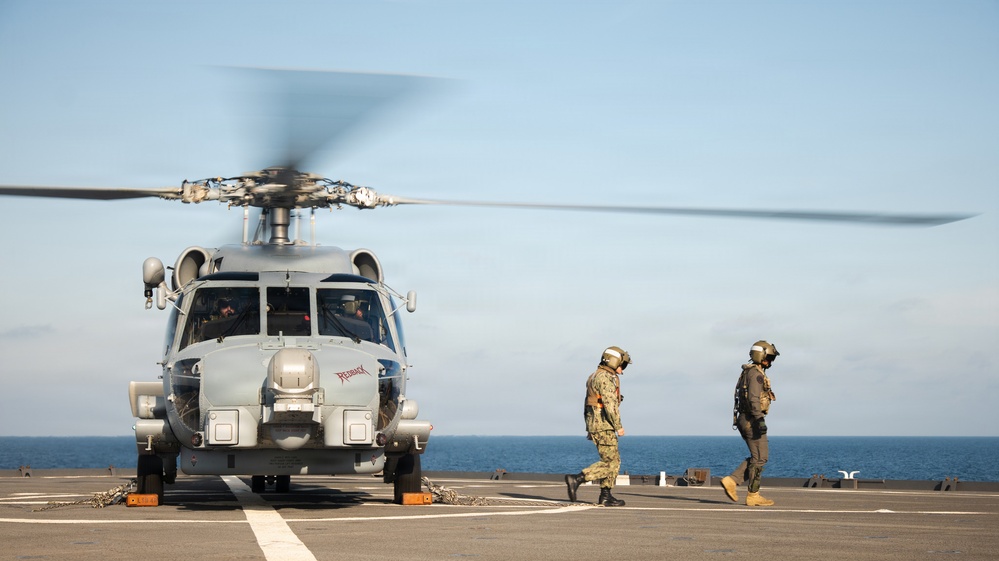 Task Force Ashland Conducts Cross-Deck Subject Matter Expert Exchange with Australian Sailors