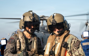 Task Force Ashland Conducts Cross-Deck Subject Matter Expert Exchange with Australian Sailors