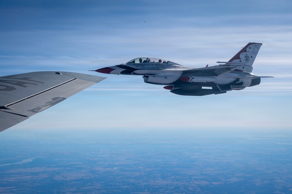 434 ARW refuel U.S. Thunderbirds