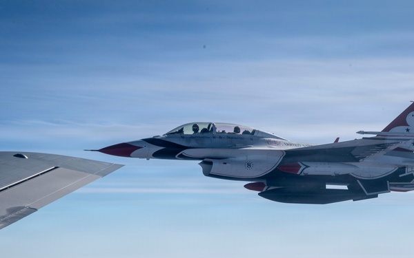 434 ARW refuel U.S. Thunderbirds