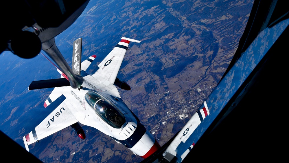 434 ARW refuel U.S. Thunderbirds