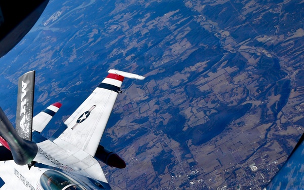 434 ARW refuel U.S. Thunderbirds
