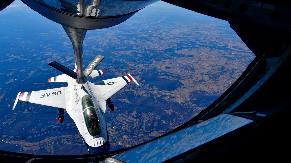 434 ARW refuel U.S. Thunderbirds