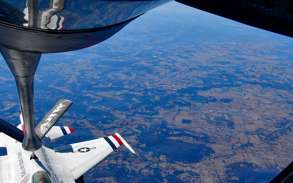 434 ARW refuel U.S. Thunderbirds