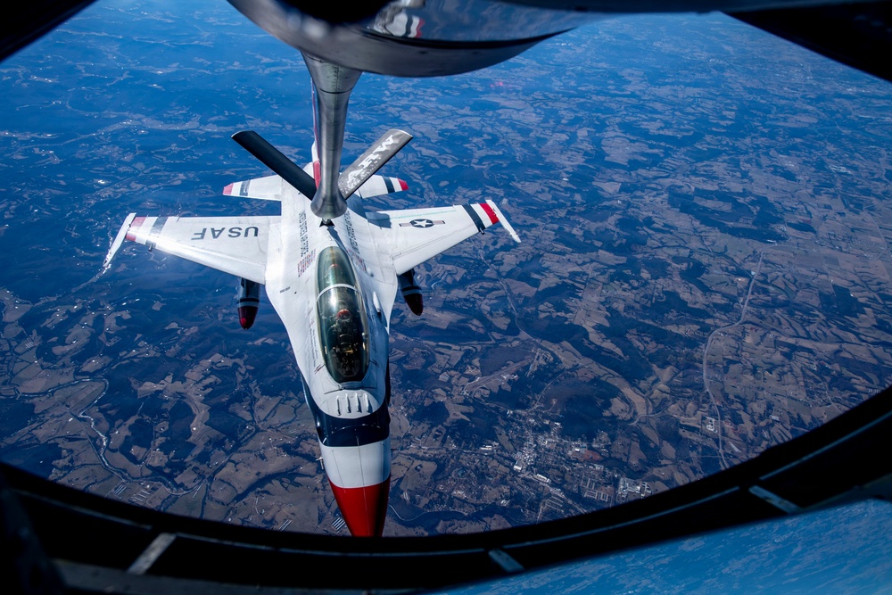 434 ARW refuel U.S. Thunderbirds