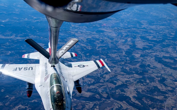 434 ARW refuel U.S. Thunderbirds