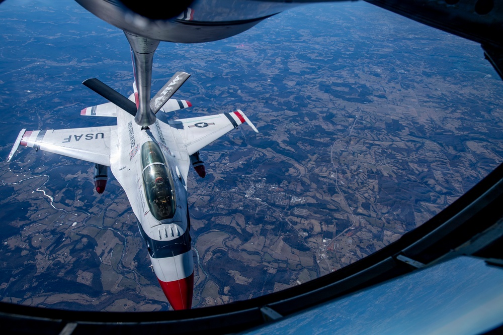 434 ARW refuel U.S. Thunderbirds